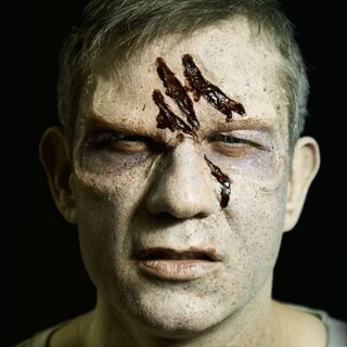 Salida de la herida de látex natural de la piel - frente de zombies Mike